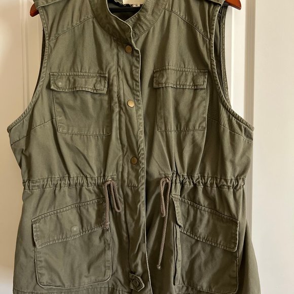 Military Style Vest - Picture 3 of 4